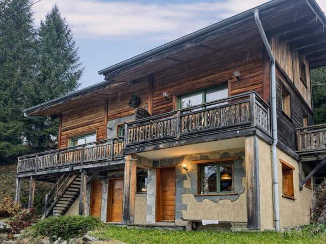 Chalet de montagne divisé en 4 appartements — photo du bien