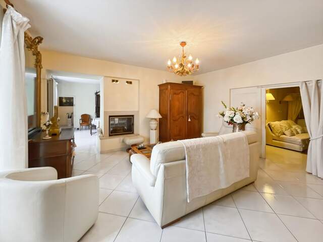 Port-Lesney - Maison en pierre de caractère - 215 m² habitables - 8 pièces - 3 chambres- Terrain 944 m² — photo du bien