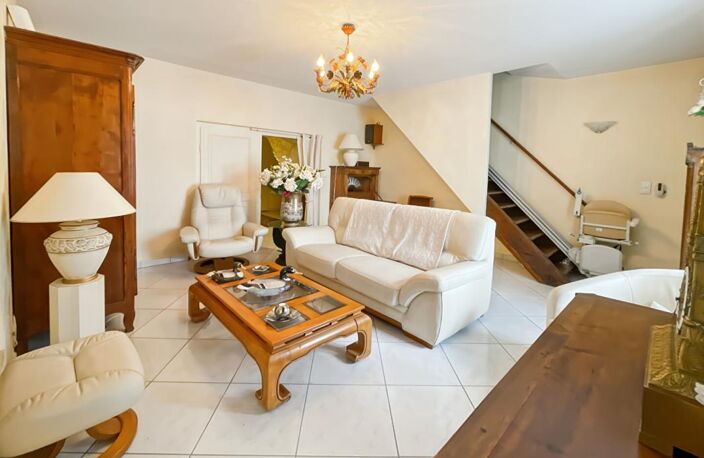 Port-Lesney - Maison en pierre de caractère - 215 m² habitables - 8 pièces - 3 chambres- Terrain 944 m² — photo 3