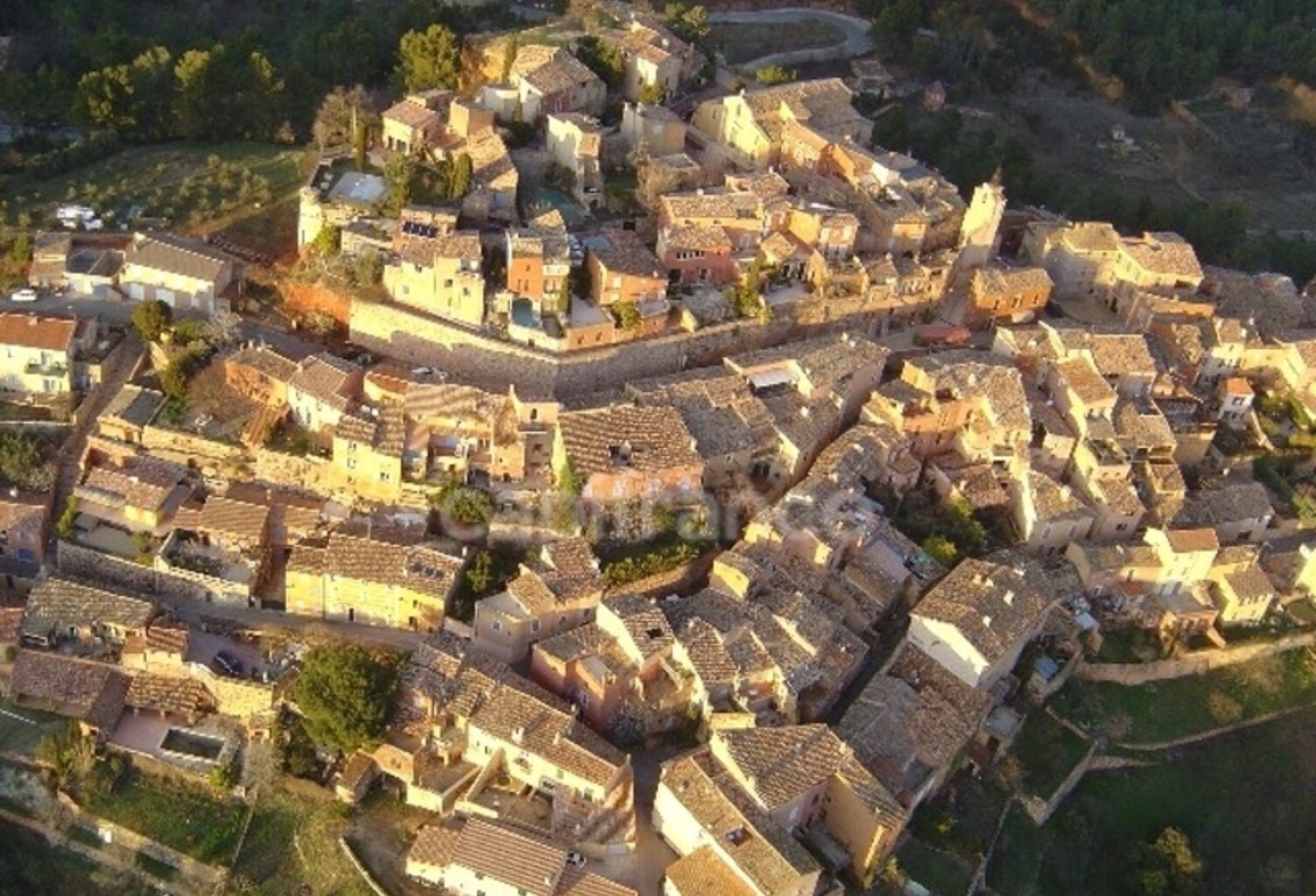 À vendre – Superbe appartement T2 de 60 m² dans résidence sécurisée à proximité du village de Roussillon — photo 1