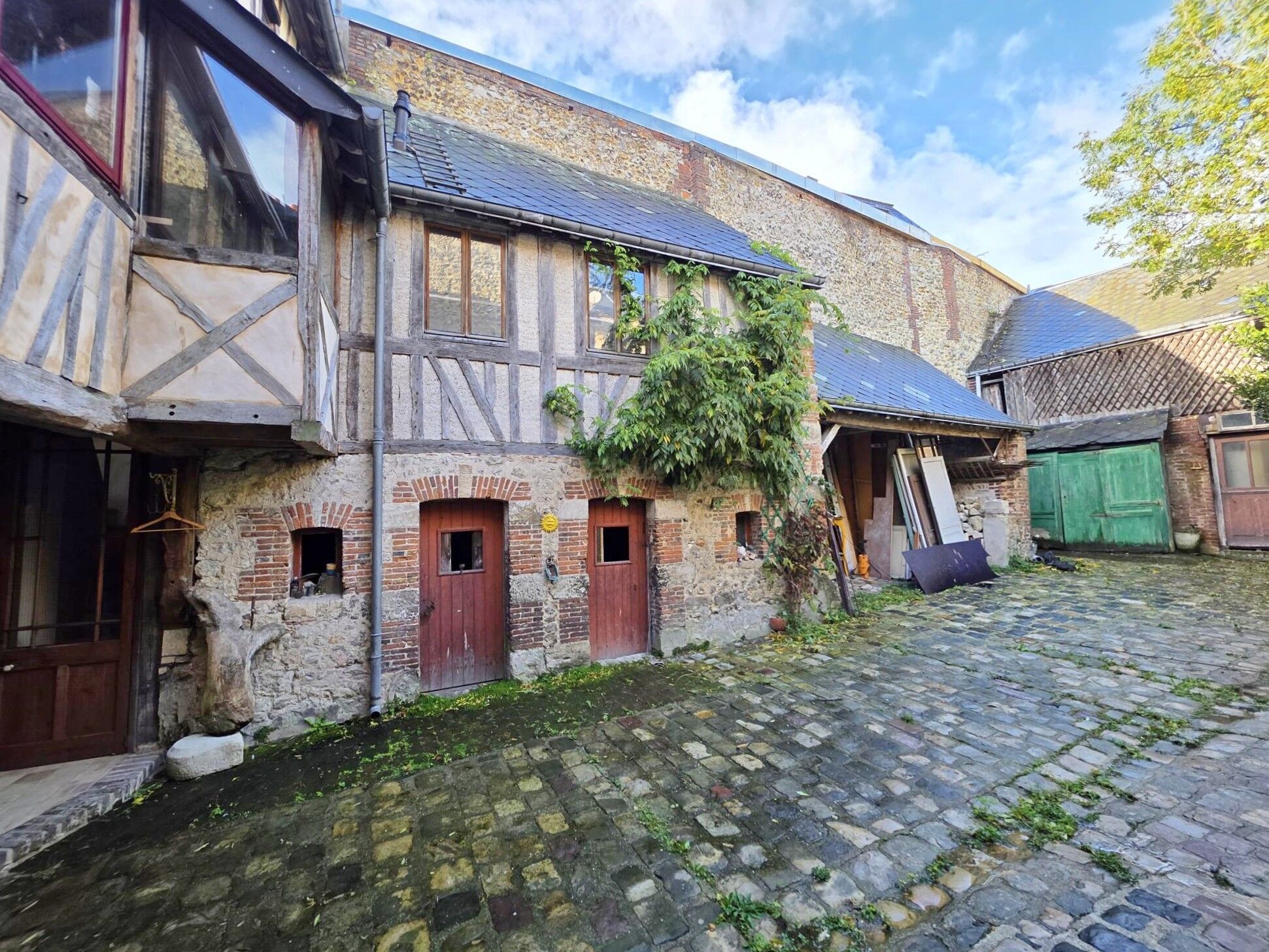 FECAMP centre-ville, ensemble immobilier avec cour 