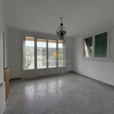 Appartement 3 pièces 700 €