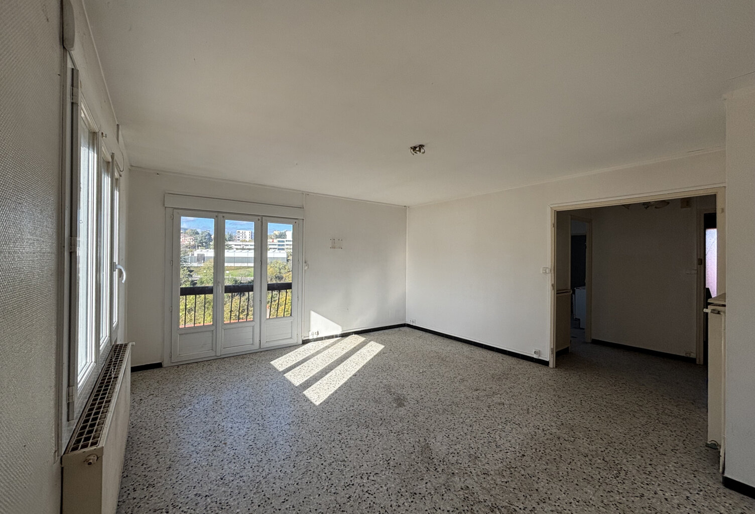 Appartement T4 de 100 m2 à rénover — photo 1