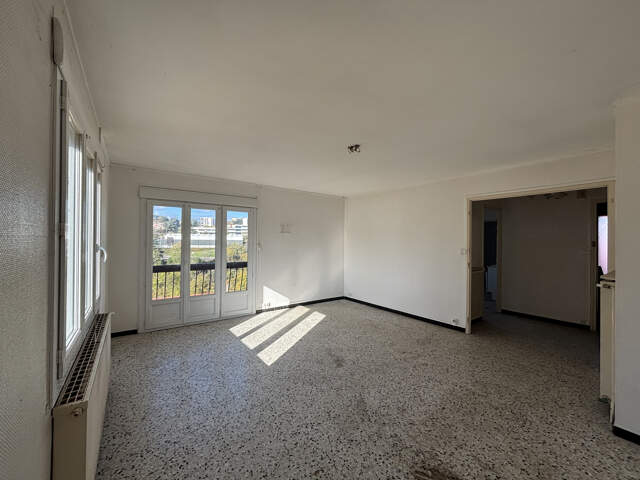 Appartement T4 de 100 m2 à rénover — photo du bien
