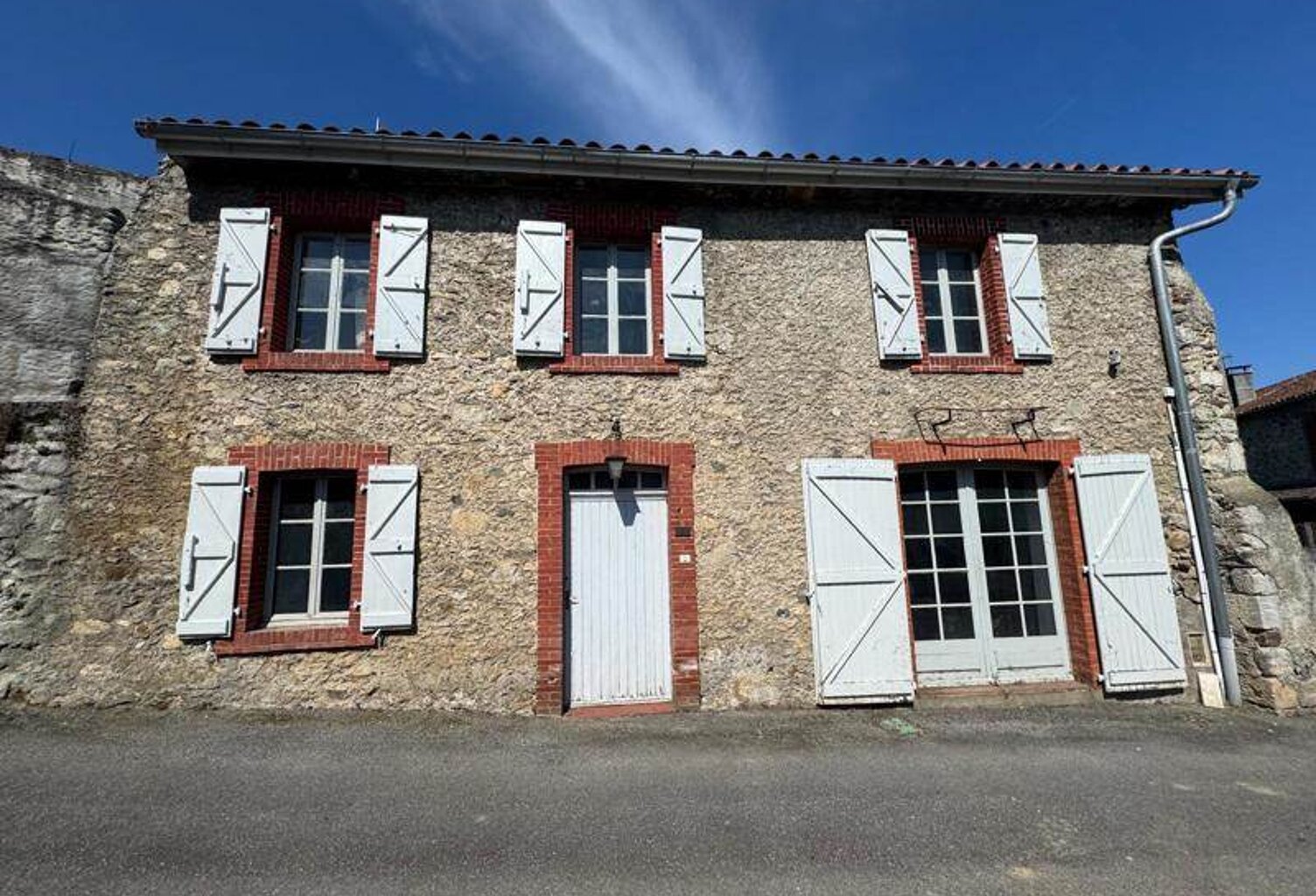 Maison en pierre de 4 pièces principales — photo 1