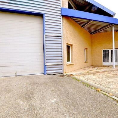 Commerce  745000 €