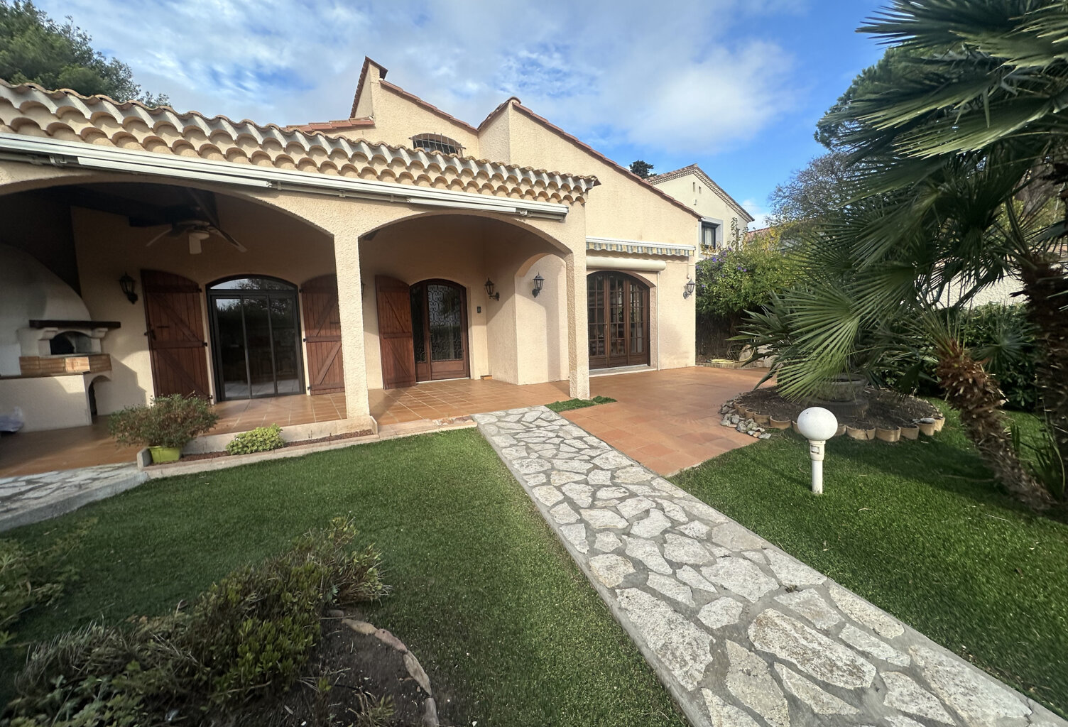 Belle villa R+1 SH 240 M2  plus appt  T3 totalement indépend — photo 1