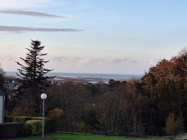 Appartement avec terrasse et vue mer lointaine — photo du bien