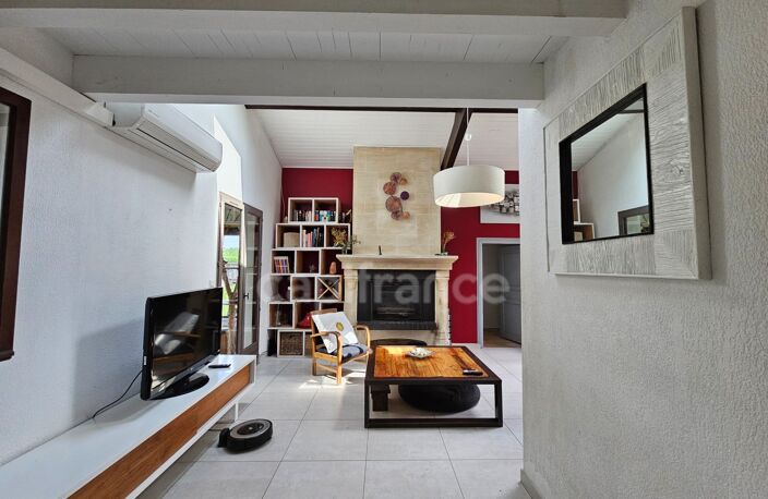 Au Taillan-Médoc, découvrez cette belle landaise de 161 m² alliant charme, luminosité et confort de vie, le tout dans un environnement calme et recherché — photo 2