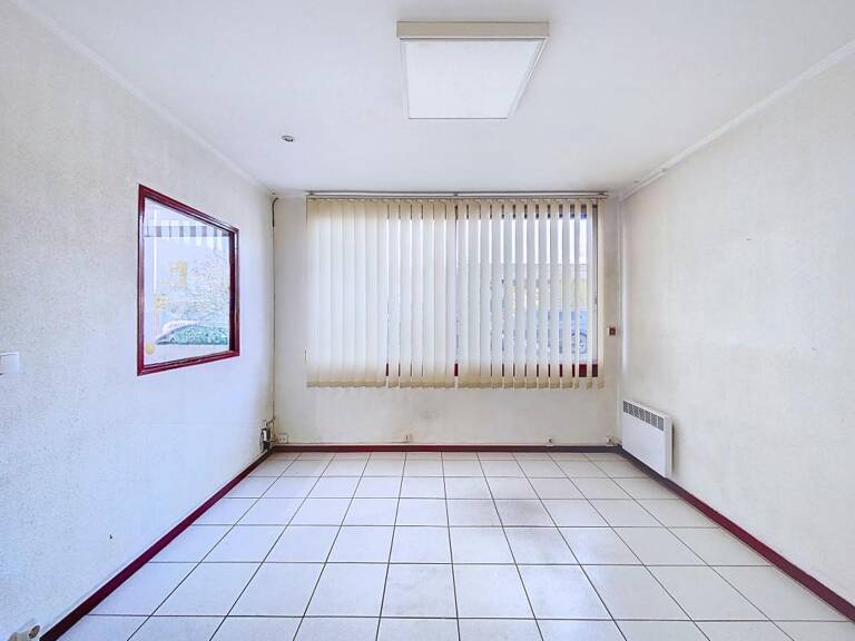A Cenon - Local professionnel de 52 m² — photo 1