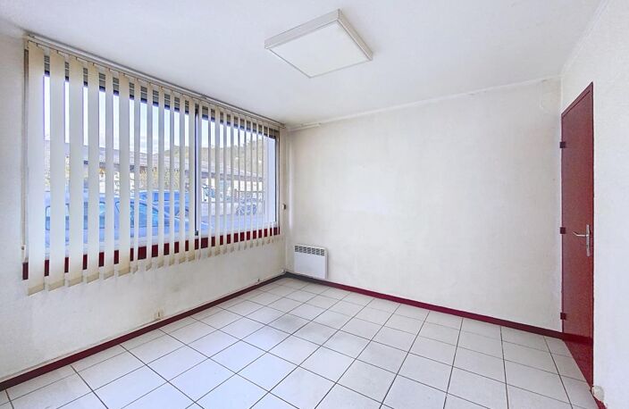 A Cenon - Local professionnel de 52 m² — photo 2