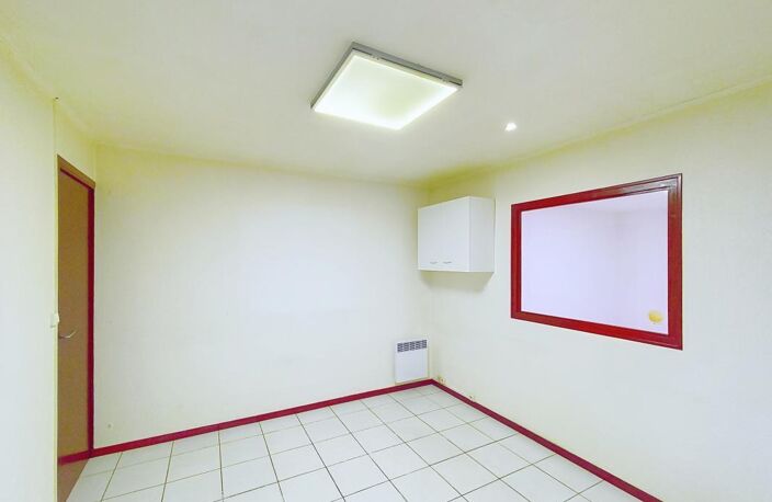 A Cenon - Local professionnel de 52 m² — photo 3