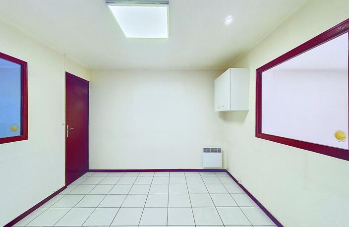 A Cenon - Local professionnel de 52 m² — photo 4