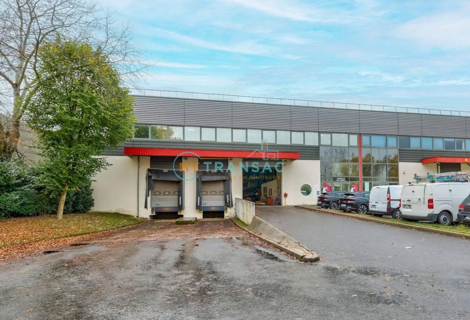 Saint-Thibault-des-Vignes A LOUER local de 1 998m² — photo 1