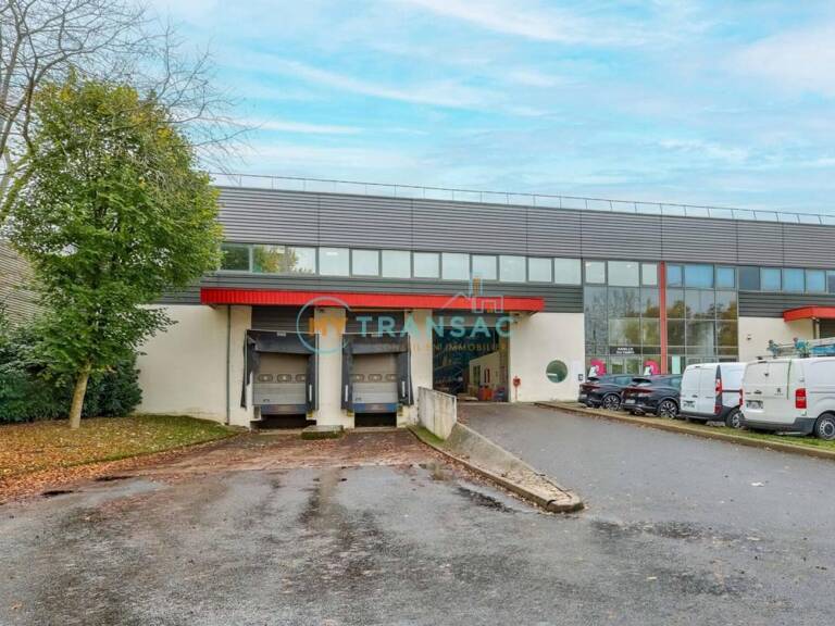Saint-Thibault-des-Vignes A LOUER local de 1 998m² — photo 1