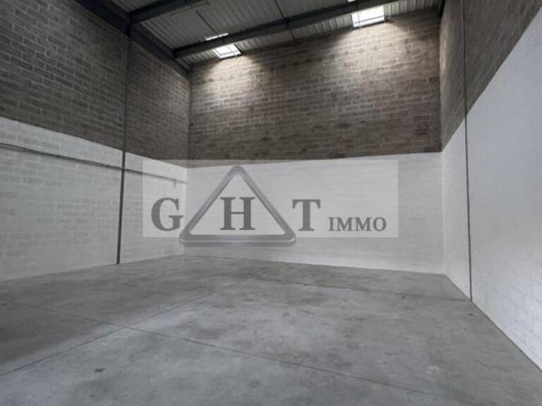 ENTREPOT 233 M² A LOUER BUSSY SAINT MARTIN — photo 1