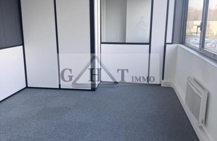 ENTREPOT 233 M² A LOUER BUSSY SAINT MARTIN — photo 4