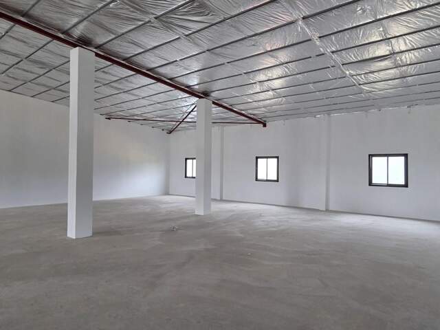 A LOUER LOCAL 600M² au 1er étage d'un bâtiment à ST SUZANNE — photo du bien