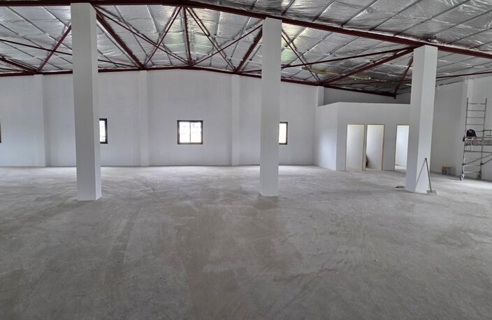 A LOUER LOCAL 600M² au 1er étage d'un bâtiment à ST SUZANNE — photo 3