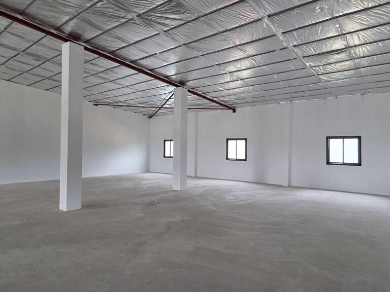A LOUER LOCAL  DE 600M² STE SUZANNE AU 1ER ETAGE D'UN BATIMENT — photo 1
