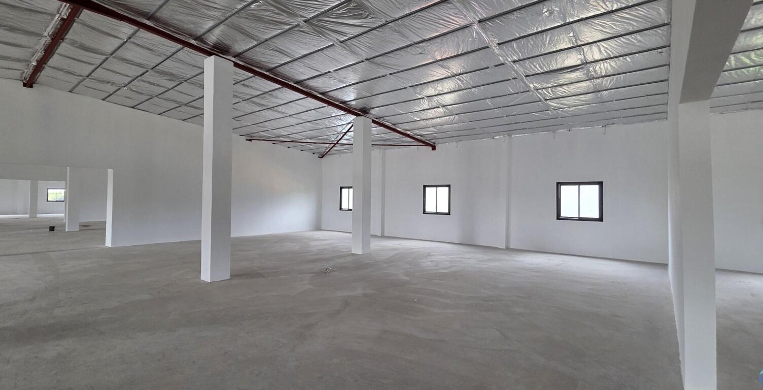 A LOUER LOCAL  DE 600M² STE SUZANNE AU 1ER ETAGE D'UN BATIMENT — photo 1