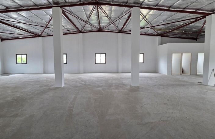 A LOUER LOCAL  DE 600M² STE SUZANNE AU 1ER ETAGE D'UN BATIMENT — photo 2