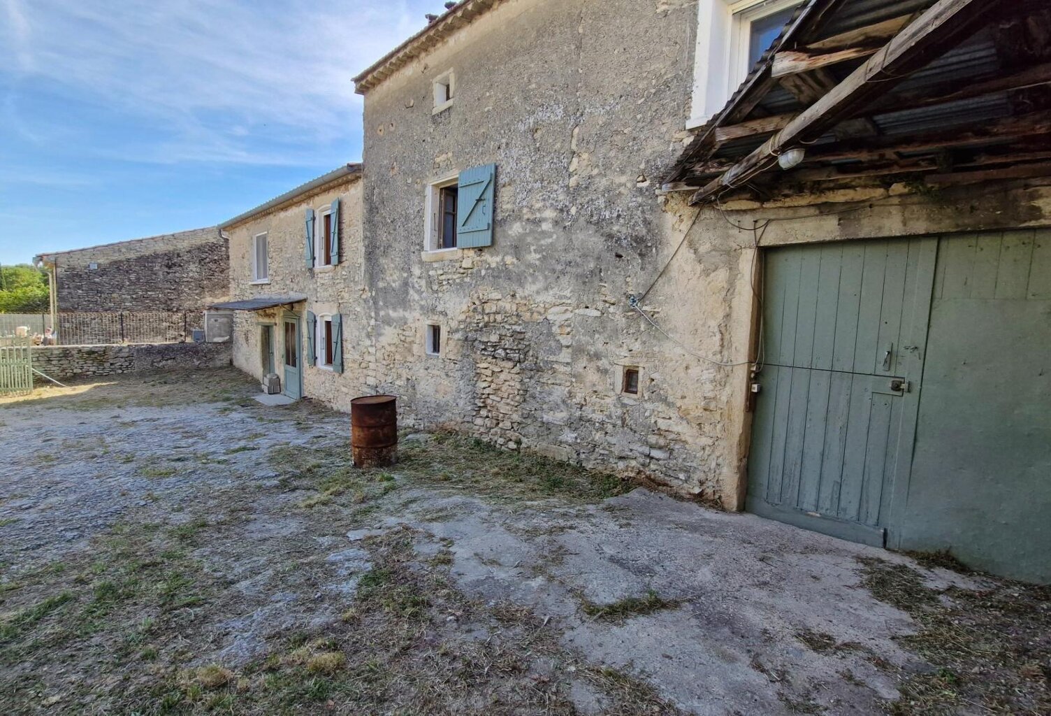 authentique mas en pierre avec dépendances — photo 1