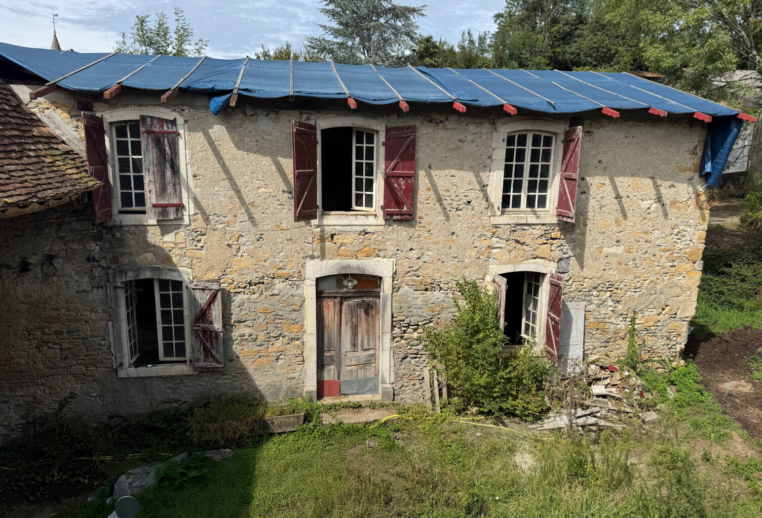 Corps de ferme béarnais à rénover avec terres. — photo 1