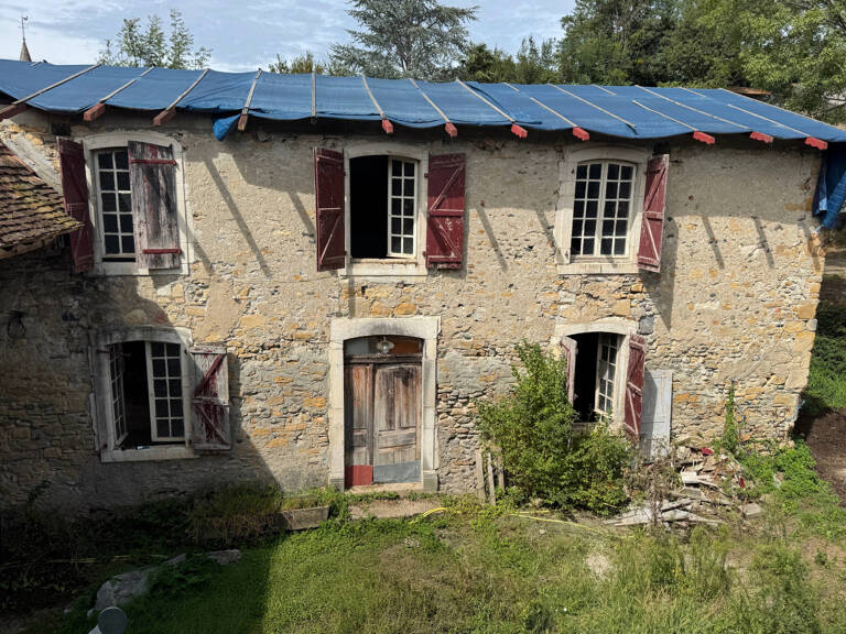 Corps de ferme béarnais à rénover avec terres. — photo 1