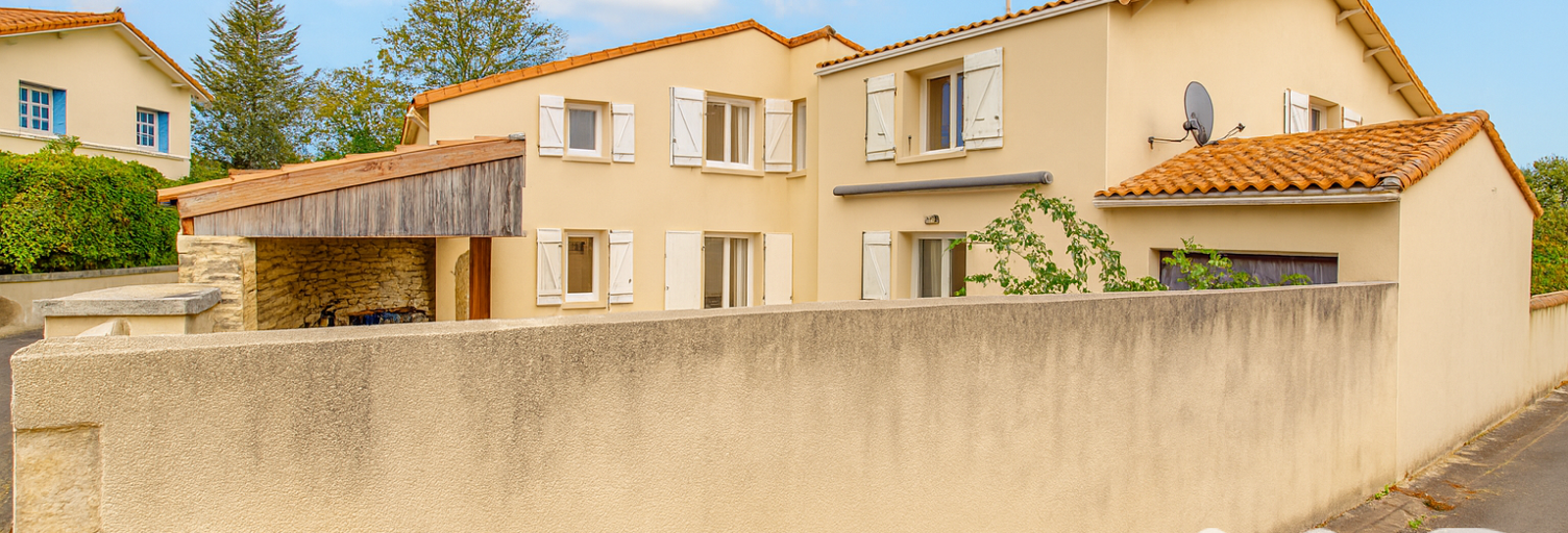 Maison 6 Pièces 208 m² à vendre à Charmé (16140)