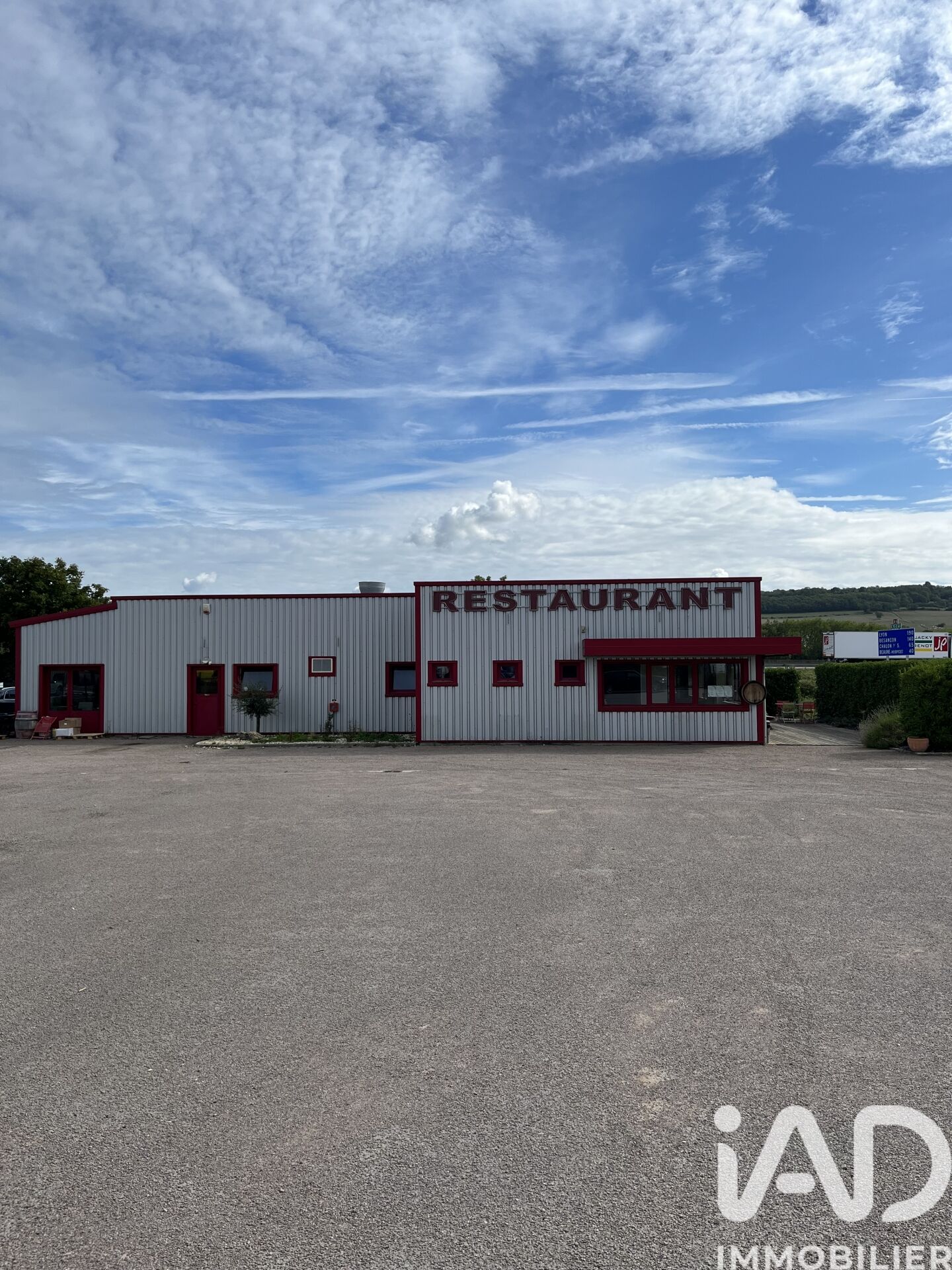 Pouilly-En-Auxois - 374m² - 1p.