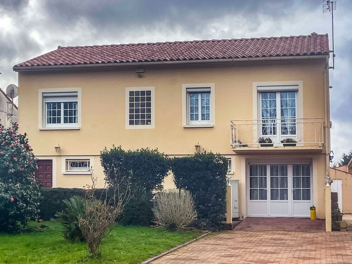 Villa / Maison  T9 à vendre Fontcouverte 17100