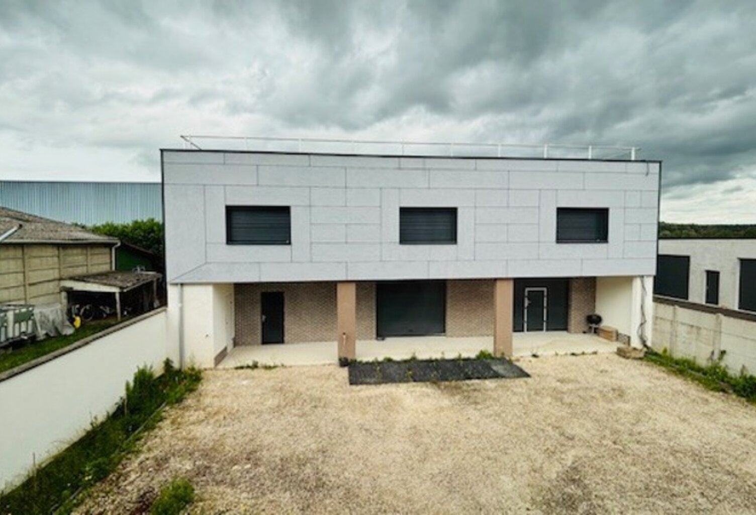À Meaux – Espace, fonctionnalité et confort ! Entrepôt de 326 m² sur deux niveaux avec bureaux + maison de 85 m² (2 chambres ou bureaux). Parfait pour allier activité professionnelle et habitation — photo 1