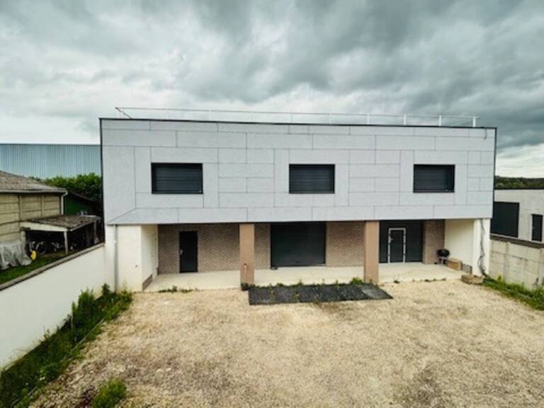 À Meaux – Espace, fonctionnalité et confort ! Entrepôt de 326 m² sur deux niveaux avec bureaux + maison de 85 m² (2 chambres ou bureaux). Parfait pour allier activité professionnelle et habitation — photo 1