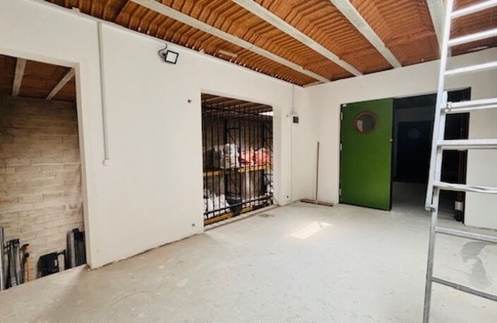 À Meaux – Espace, fonctionnalité et confort ! Entrepôt de 326 m² sur deux niveaux avec bureaux + maison de 85 m² (2 chambres ou bureaux). Parfait pour allier activité professionnelle et habitation — photo 2