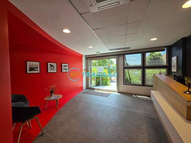 MY TRANSAC vous propose à la vente un bâtiment indépendant avec Bureaux et stockage, accès PL, à TORCY avec un accès immédiat à l'A104 — photo du bien