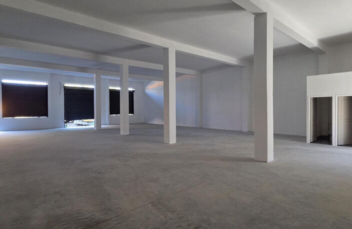 A LOUER LOCAL 300M² ST SUZANNE — photo 2