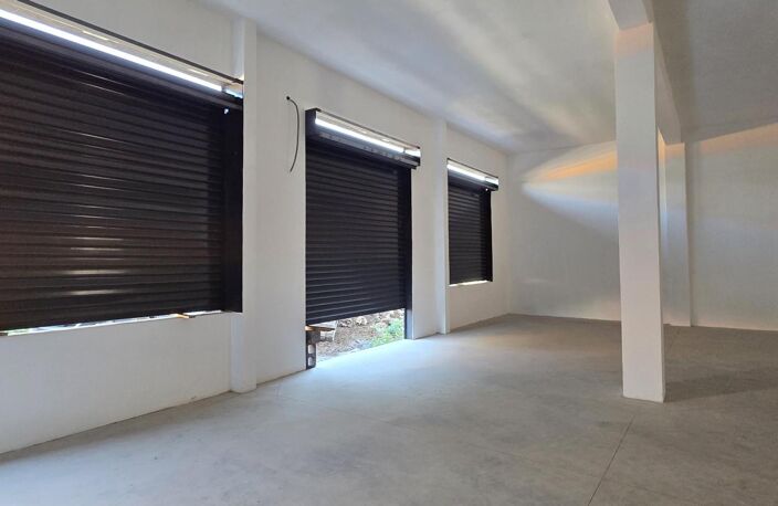 A LOUER LOCAL 300M² ST SUZANNE — photo 3