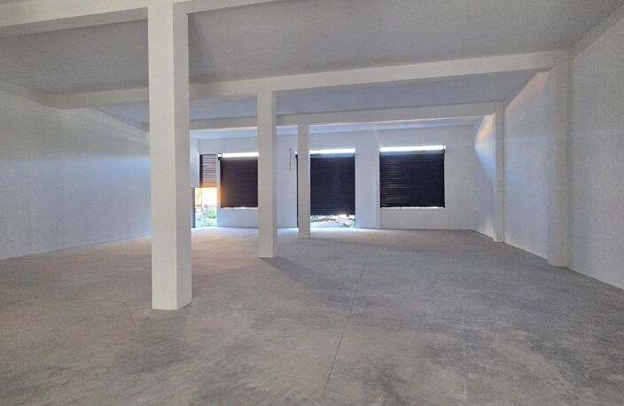 A LOUER LOCAL 300M² ST SUZANNE — photo 4