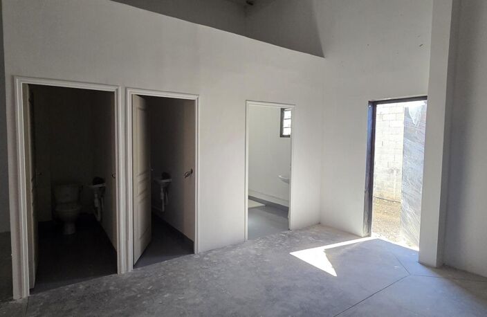 A LOUER LOCAL 300M² ST SUZANNE — photo 5