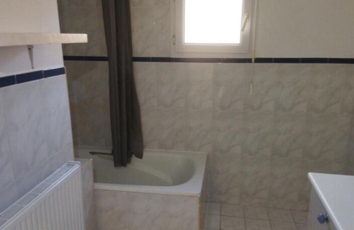 Cahors , Appartement deux chambres et parking — photo 5