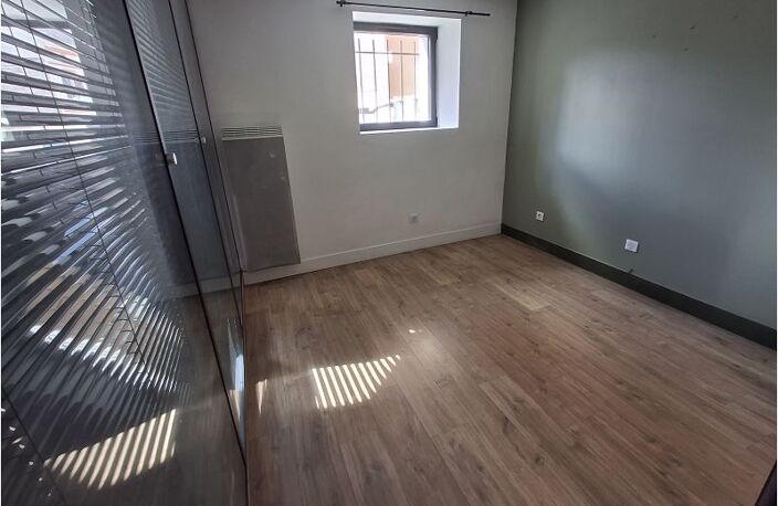 Local commercial — photo 2