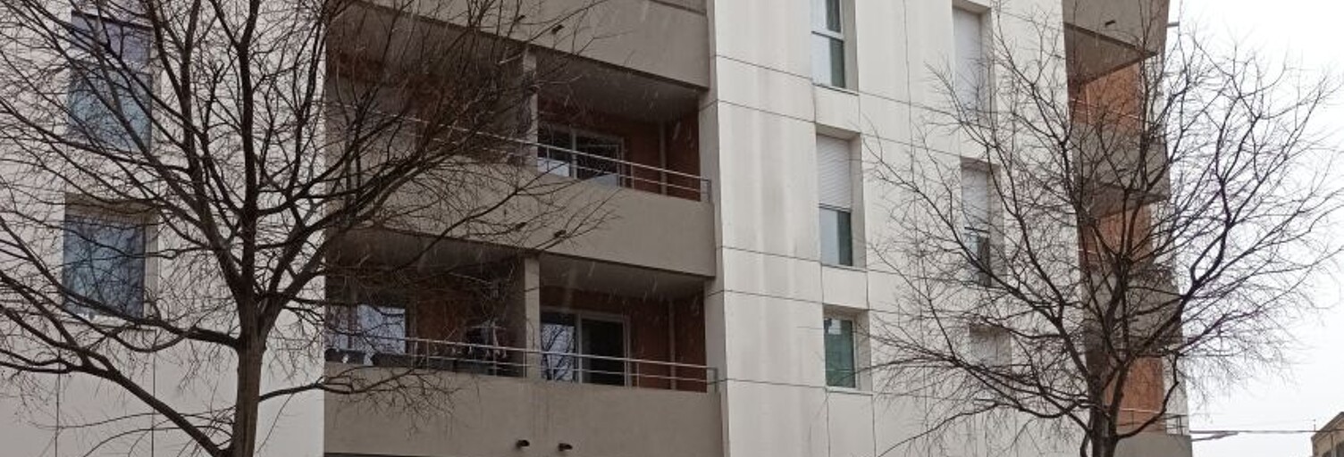 Garage   m² à louer à Nîmes (30900)