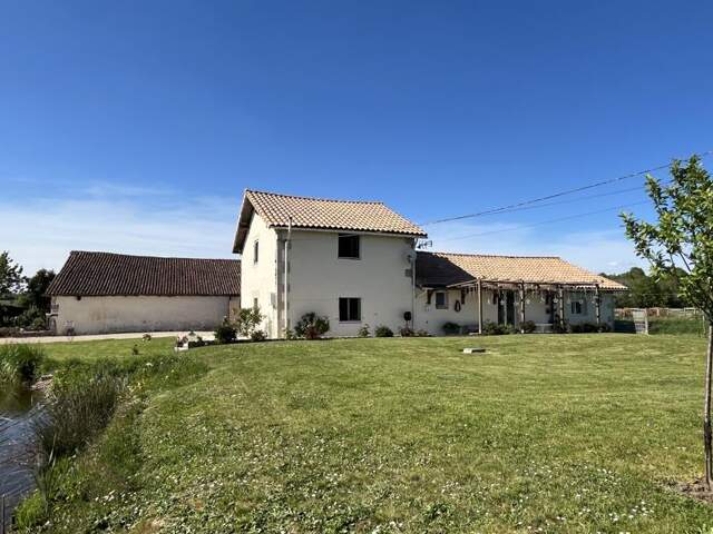 Maison en pierre de 5 pièces principales — photo du bien