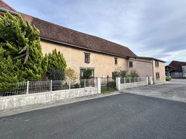 Maison de village pleine de charme à proximité de Sauveterre — photo du bien