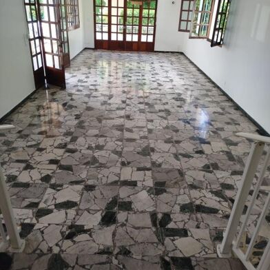 Maison 6 pièces 2300 €