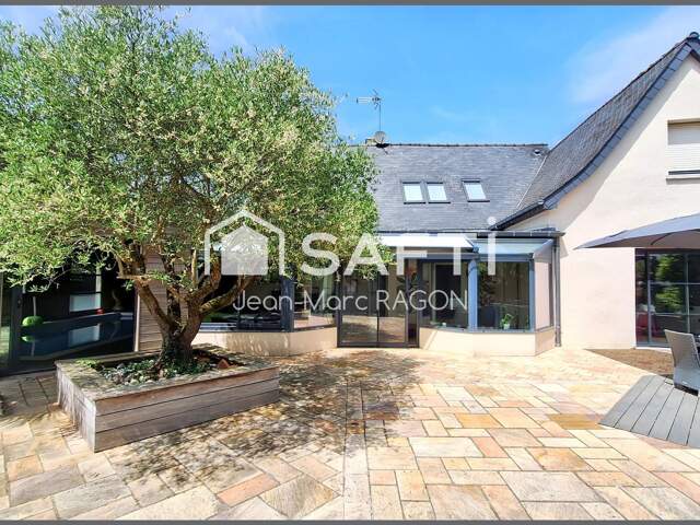À Vitré : 264 m², 4 chambres et piscine intérieure — photo du bien