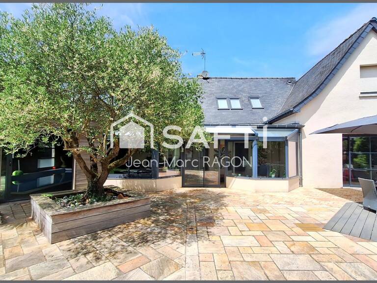À Vitré : 264 m², 4 chambres et piscine intérieure — photo 1
