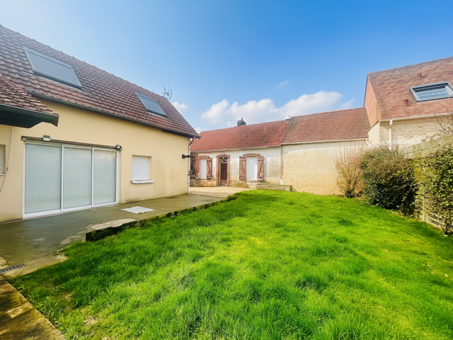 House with garden and outbuilding — photo du bien