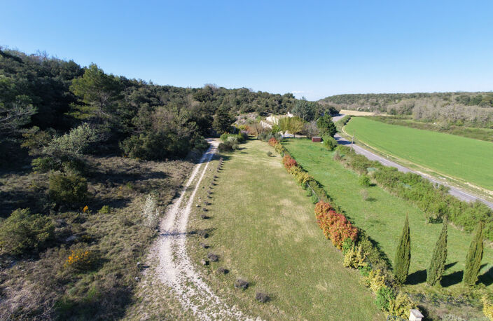 Entre Uzès et Barjac, un mas de caractère au coeur de la camp — photo 2
